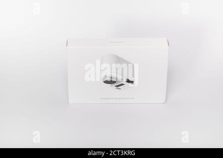 Pranburi, Thailand - 15. September 2020: Eine Box OX Xiaomi Xiaoda automatische ein-aus-Wasser-Tab von Xiaomi Firma mit weißem Hintergrund im Studio. Stockfoto