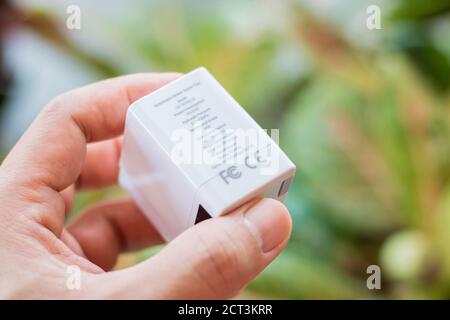 Pranburi, Thailand - 15. September 2020: Ein weißer Xiaomi Xiaoda automatischer Wassersparer auf der Hand mit Baumblättern Hintergrund Stockfoto