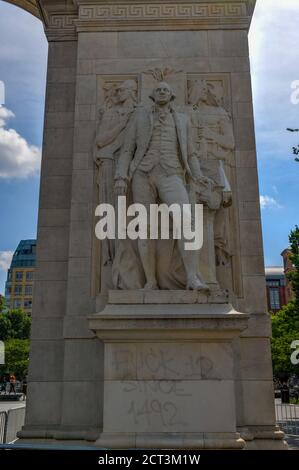 Zerstörte Statue von George Washington im Washington Square Park nach Protesten in New York City. Stockfoto