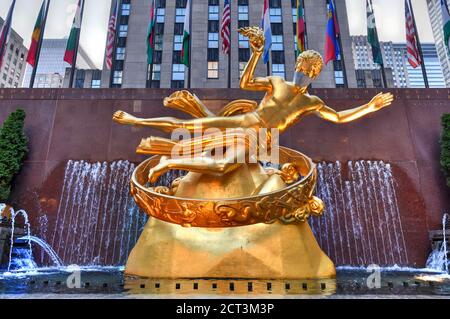 New York, NY / USA - Jul 2, 2020: Die Immobilienfirma Tishman Speyer hat an Prometheus und andere klassische Statuen im Rockefeller Center Masken angebracht Stockfoto