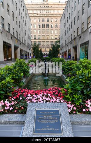 New York, NY / USA - 2. Juli 2020: Leeres Rockefeller Center während der Coronavirus-Pandemie. Stockfoto