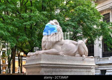 New York, NY / USA - 2. Juli 2020: Die steinernen Löwen der New York Public Library Patience und Fortitude haben Gesichtsmasken angeziehen, um die New Yorker an uns zu erinnern Stockfoto