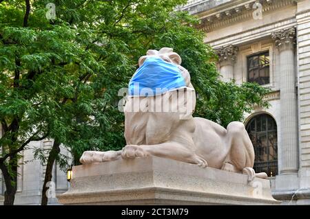 New York, NY / USA - 2. Juli 2020: Die steinernen Löwen der New York Public Library Patience und Fortitude haben Gesichtsmasken angeziehen, um die New Yorker an uns zu erinnern Stockfoto