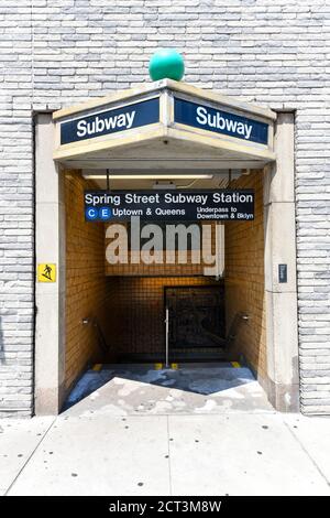 New York City - 28. Juni 2020: Eingang zur Spring Street U-Bahnstation im Stadtteil SoHo von Manhattan, New York City. Stockfoto