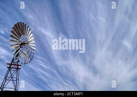 Foto aufgenommen an einem bewölkten Tag mit ungewöhnlichen Wolken und Windmühle im Northern Territory Stockfoto