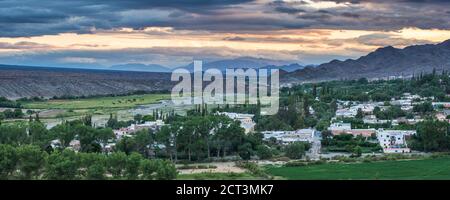 Cachi-Stadt in den Anden Landschaft mit dramatischen Himmel bei Sonnenuntergang, Cachi-Tal, Calchaqui Täler, Salta Provinz, Nord-Argentinien, Südamerika Stockfoto