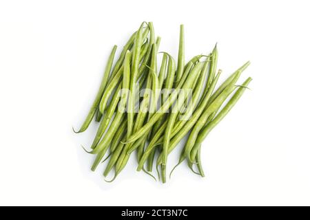Bündel von grünen französisch Bohnen isoliert auf weißem Hintergrund. Draufsicht, Nahaufnahme. Stockfoto