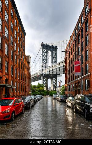 New York City - 28. Jun 2020: Tower of the Manhattan Bridge in Brooklyn, New York City. Stockfoto