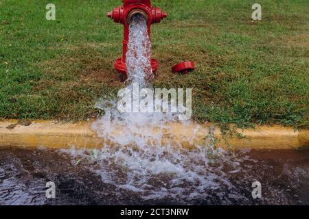 Öffnen Sie Hydranten Wasser aus offenen Hydranten auf der Straße Stockfoto