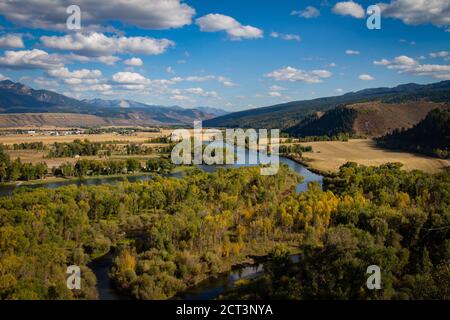 Aufgenommen auf der Südgabel des Snake River in irrigem Herbst, wunderschöne Farben von grün, gelb, orange und blauen Balken. Stockfoto