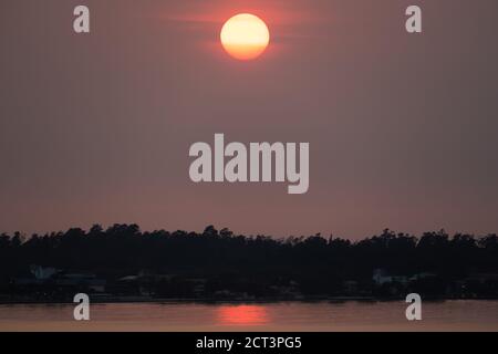 Farbenfroher Sonnenaufgang in Anchieta, Bundesstaat Espirito Santo, Brasilien Stockfoto