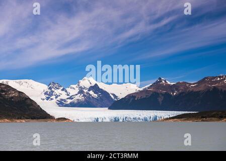 Wunderschöne argentinische Landschaft mit herrlicher Natur am Perito Moreno Gletscher, Los Glaciares Nationalpark, in der Nähe von El Calafate, Patagonien, Argentinien, Südamerika, Hintergrund mit Kopierraum Stockfoto