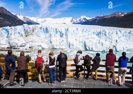 Menschen mit Blick auf die atemberaubende Natur des Perito Moreno Gletschers, Los Glaciares Nationalpark, in der Nähe von El Calafate, Patagonien, Argentinien, Südamerika Stockfoto