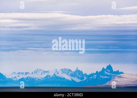 Lago Viedma (Viedma See) mit Mount Fitz Roy (aka Cerro Chalten) dahinter, El Chalten, Patagonien, Argentinien, Hintergrund mit Kopierraum, Südamerika, Hintergrund mit Kopierraum Stockfoto