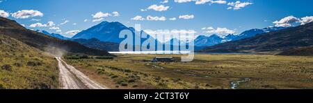 Estancia La Oriental Bauernhöfe mit Belgrano See und Anden Gebirge dahinter, Perito Moreno Nationalpark, Santa Cruz Provinz, Patagonien, Argentinien, Südamerika Stockfoto