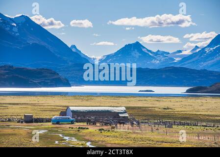 Estancia La Oriental Bauernhöfe mit Belgrano See und Anden Gebirge dahinter, Perito Moreno Nationalpark, Santa Cruz Provinz, Patagonien, Argentinien, Südamerika Stockfoto