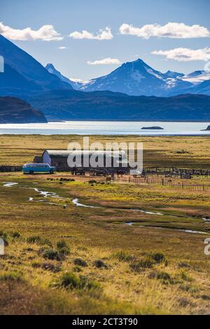 Estancia La Oriental Bauernhöfe mit Belgrano See und Anden Gebirge dahinter, Perito Moreno Nationalpark, Santa Cruz Provinz, Patagonien, Argentinien, Südamerika Stockfoto