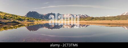 Die Anden spiegeln sich im Belgrano See (Lago Belgrano), Perito Moreno Nationalpark, Santa Cruz Provinz, Patagonien, Argentinien, Südamerika Stockfoto