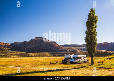 Wohnmobil und Campingplatz in Estancia La Oriental, Perito Moreno Nationalpark (Parque Nacional Perito Moreno), Provinz Santa Cruz, Argentinisches Patagonien, Argentinien, Südamerika Stockfoto