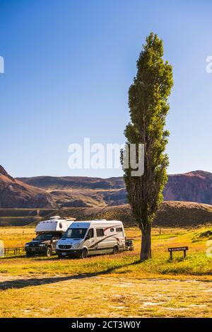 Wohnmobil und Campingplatz in Estancia La Oriental, Perito Moreno Nationalpark (Parque Nacional Perito Moreno), Provinz Santa Cruz, Argentinisches Patagonien, Argentinien, Südamerika Stockfoto