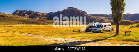 Wohnmobil und Campingplatz in Estancia La Oriental, Perito Moreno Nationalpark (Parque Nacional Perito Moreno), Provinz Santa Cruz, Argentinisches Patagonien, Argentinien, Südamerika Stockfoto