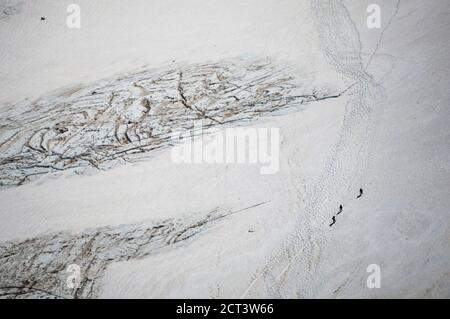 Bergsteiger, die den Glaciar de los Tres erkletterten und vom Berg Fitz Roy (auch bekannt als Cerro Chalten), El Chalten, Patagonien, Argentinien, Südamerika zurückkehrten Stockfoto