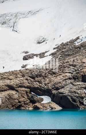 Bergsteiger, die den Glaciar de los Tres erkletterten und vom Berg Fitz Roy (auch bekannt als Cerro Chalten), El Chalten, Patagonien, Argentinien, Südamerika zurückkehrten Stockfoto