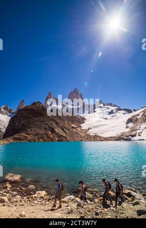 Wanderer wandern am Lago de los Tres, hinter dem Berg Fitz Roy, El Chalten, Patagonien, Argentinien, Südamerika, Hintergrund mit Kopierraum Stockfoto