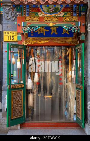 Peking, China - Jan 17 2020: Ein traditionelles chinesisches Schreibwarengeschäft an der Seite der Liulichang Cultural Street Stockfoto