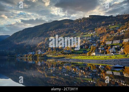 Voss Stadt in Norwegen, ein Bergblick im Herbst, ändert die Farbe der Blätter zu gelben und orangefarbenen Reflexen im Wasser zu ändern. Ist wunderschön Stockfoto