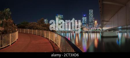 Panoramafoto der Reflexion der Skyline von Brisbane City bei Nacht im Brisbane River, Queensland, Australien Stockfoto