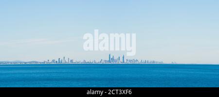 Blick über den Ozean zur City Skyline von Surfers Paradise vom Coolangatta Beach, Gold Coast, Australien, Hintergrund mit Kopierraum Stockfoto