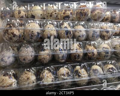 Eier auf der Theke im Laden Stockfoto