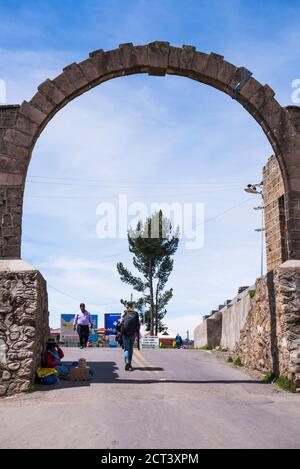 Wandern über den Grenzübergang Peru Bolivien am Titicacasee, von Puno in Peru bis Copacabana in Bolivien, Südamerika Stockfoto