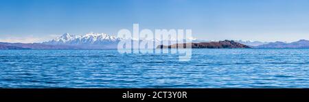 Cordillera Real Mountain Range (Teil der Anden) hinter dem Titicacasee, von der Isla del Sol aus gesehen, Bolivien, Südamerika Stockfoto