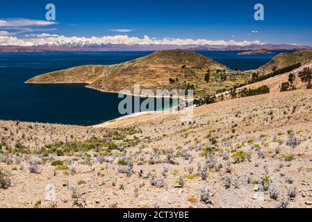 Blick von der Isla del Sol (Sonneninsel) über den Titicacasee auf das Festland Bolivien, Südamerika Stockfoto