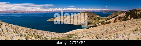 Blick von der Isla del Sol (Sonneninsel) über den Titicacasee auf das Festland Bolivien, Südamerika Stockfoto