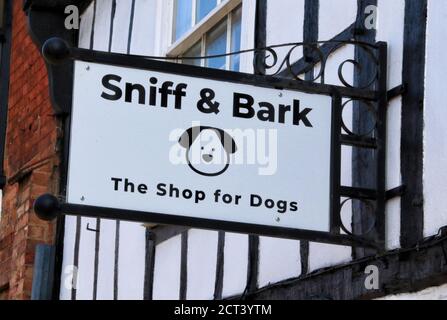 Stratford-upon-Avon, Großbritannien. September 2020. Schild über dem Eingang zu Sniff and Bark ein Hundegeschäft in der HochstrasseStratford-upon-Avon ist eine Marktstadt in der Grafschaft Warwickshire, England, am Fluss Avon. Die Stadt ist eine der beliebtesten touristischen Destinationen in England, da sie der Geburtsort und Grab des Dramatikers und Dichters William Shakespeare ist. Kredit: SOPA Images Limited/Alamy Live Nachrichten Stockfoto