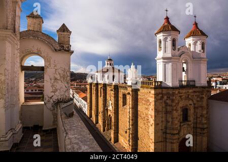 Universidad San Francisco Xavier de Chuquisaca (Universität von San Francis Xavier) von der Iglesia Nuestra Senora de La Merced (Kirche unserer Lieben Frau von der Barmherzigkeit), historische Stadt Sucre, Bolivien, Südamerika Stockfoto