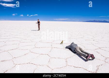 Perspektivische Fotos in den Salzebenen von Uyuni (Salar de Uyuni), Uyuni, Bolivien, Südamerika Stockfoto