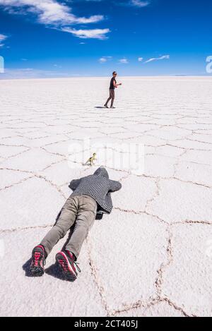 Perspektivische Fotos in den Salzebenen von Uyuni (Salar de Uyuni), Uyuni, Bolivien, Südamerika Stockfoto