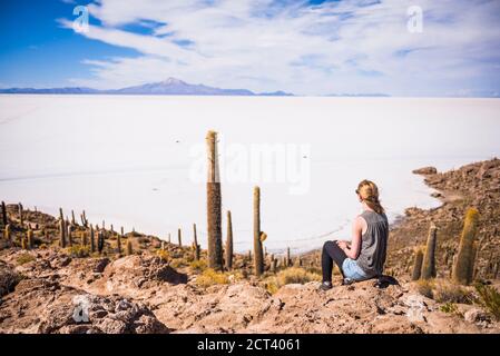 Tourist auf Kaktusbedeckten Fischinsel (Isla Incahuasi oder Inka Wasi), Uyuni Salzebenen (Salar de Uyuni), Uyuni, Bolivien, Südamerika Stockfoto