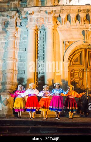 Traditionelle Tänze außerhalb des historischen Zentrums der Stadt Quito, Ecuador, Südamerika Stockfoto