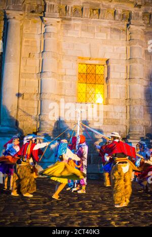 Traditionelle Tänze außerhalb des historischen Zentrums der Stadt Quito, Ecuador, Südamerika Stockfoto