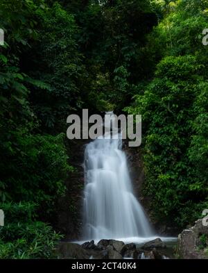 Wasserfall auf dem Weg nach Dawki bei Indien Bangladesh Grenze in Meghalaya Stockfoto