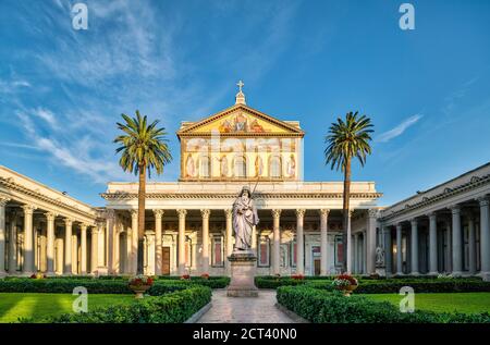 Basilika St. Paul vor den Mauern, St. Paul's, San Paolo fuori le Mura, eine von vier päpstlichen Basiliken in Rom Italien. Statue des heiligen Paulus. Stockfoto