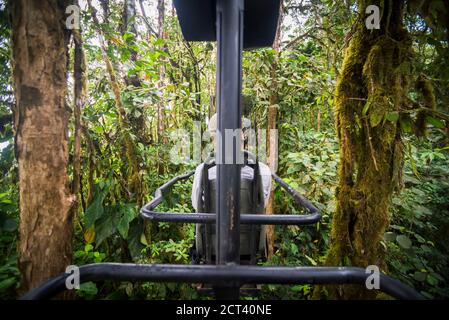 Ecuador. Mashpi Lodge Sky Bike im Choco Regenwald, einem Gebiet des Nebelwaldes in der Pichincha Provinz von Ecuador, Südamerika Stockfoto