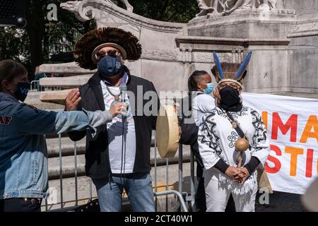NEW YORK, NY – 20. SEPTEMBER 2020: Roberto 'Mukaro' Borrero spricht, während sich die Demonstranten für 'March for Climate Justice NYC' am Columbus Circle versammeln. Stockfoto