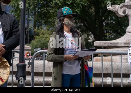 NEW YORK, NY – 20. SEPTEMBER 2020: Claudia Velandia-Onofre spricht, während sich die Demonstranten für "March for Climate Justice NYC" am Columbus Circle versammeln. Stockfoto