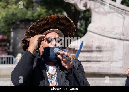 NEW YORK, NY – 20. SEPTEMBER 2020: Roberto 'Mukaro' Borrero spricht, während sich die Demonstranten für 'March for Climate Justice NYC' am Columbus Circle versammeln. Stockfoto